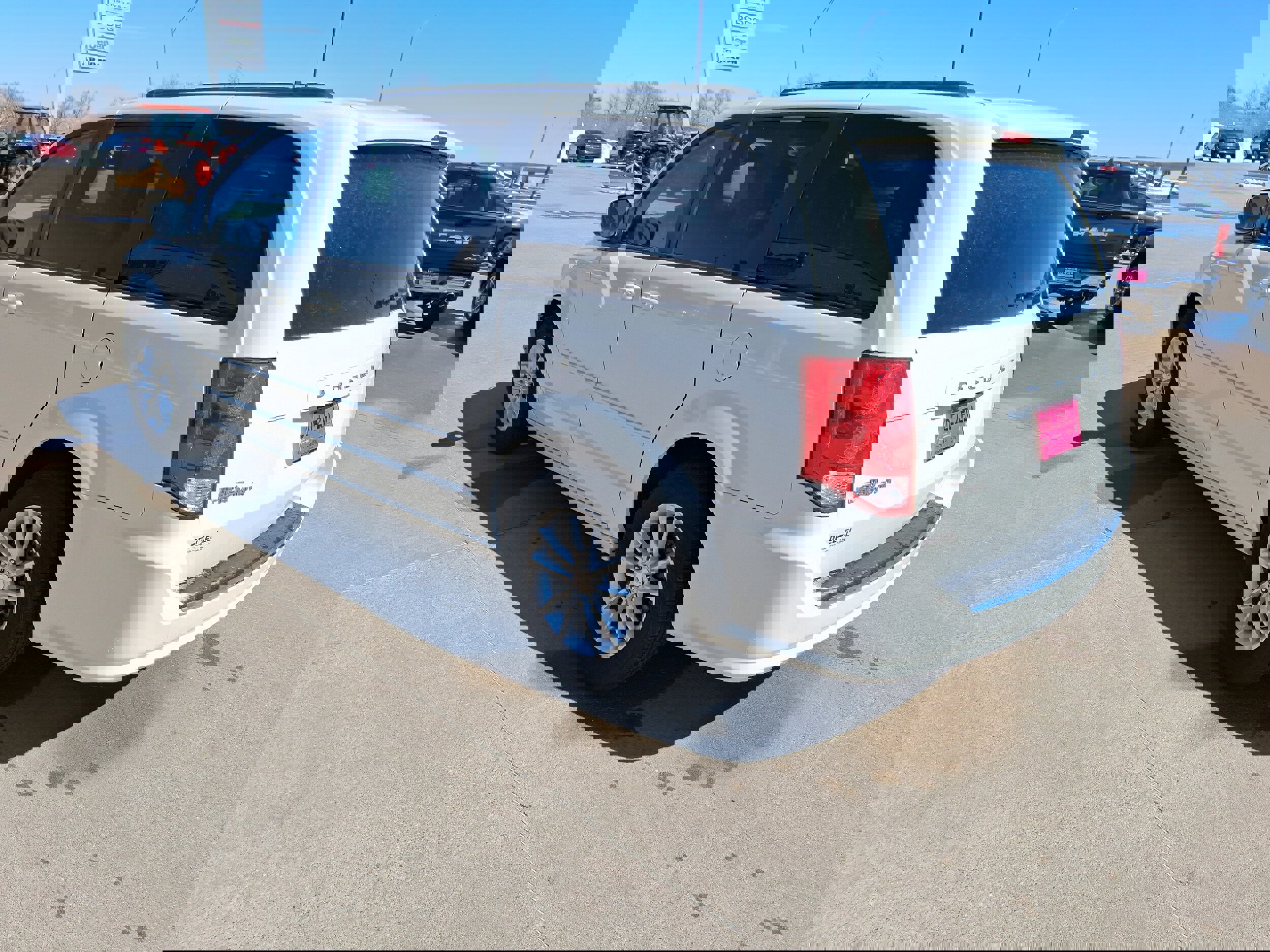 Used 2013 Dodge Grand Caravan SXT image 3