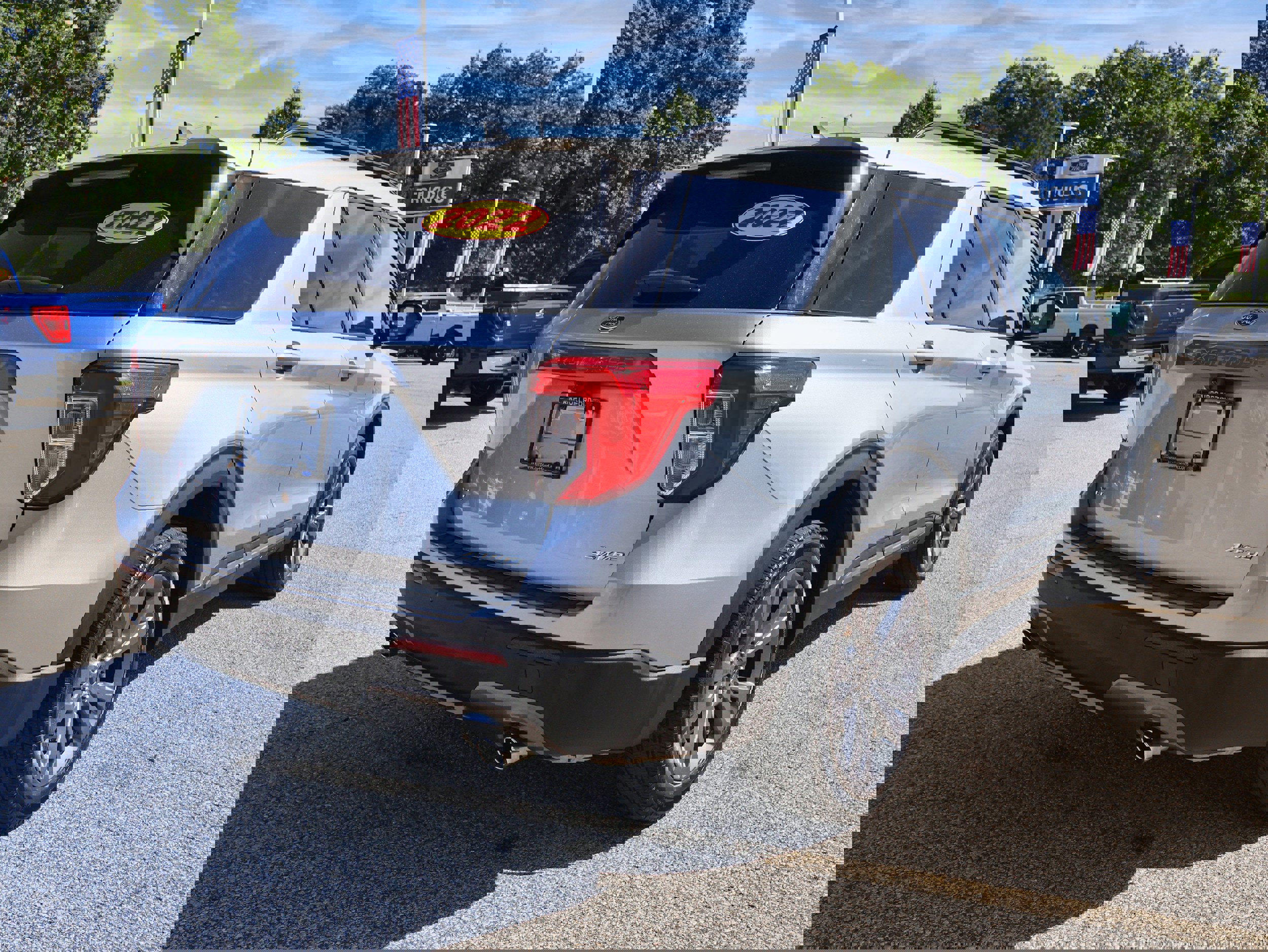 Used 2022 Ford Explorer XLT w/ Equipment Group 202A image 5