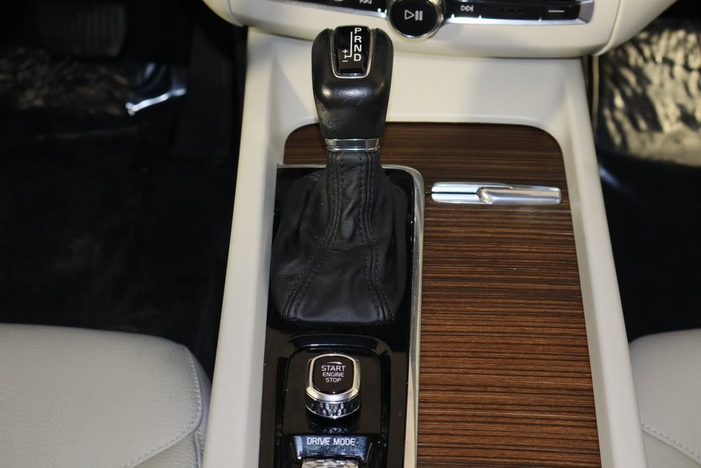 Used 2021 Volvo XC60 T5 Momentum w/ Premium Package image 28