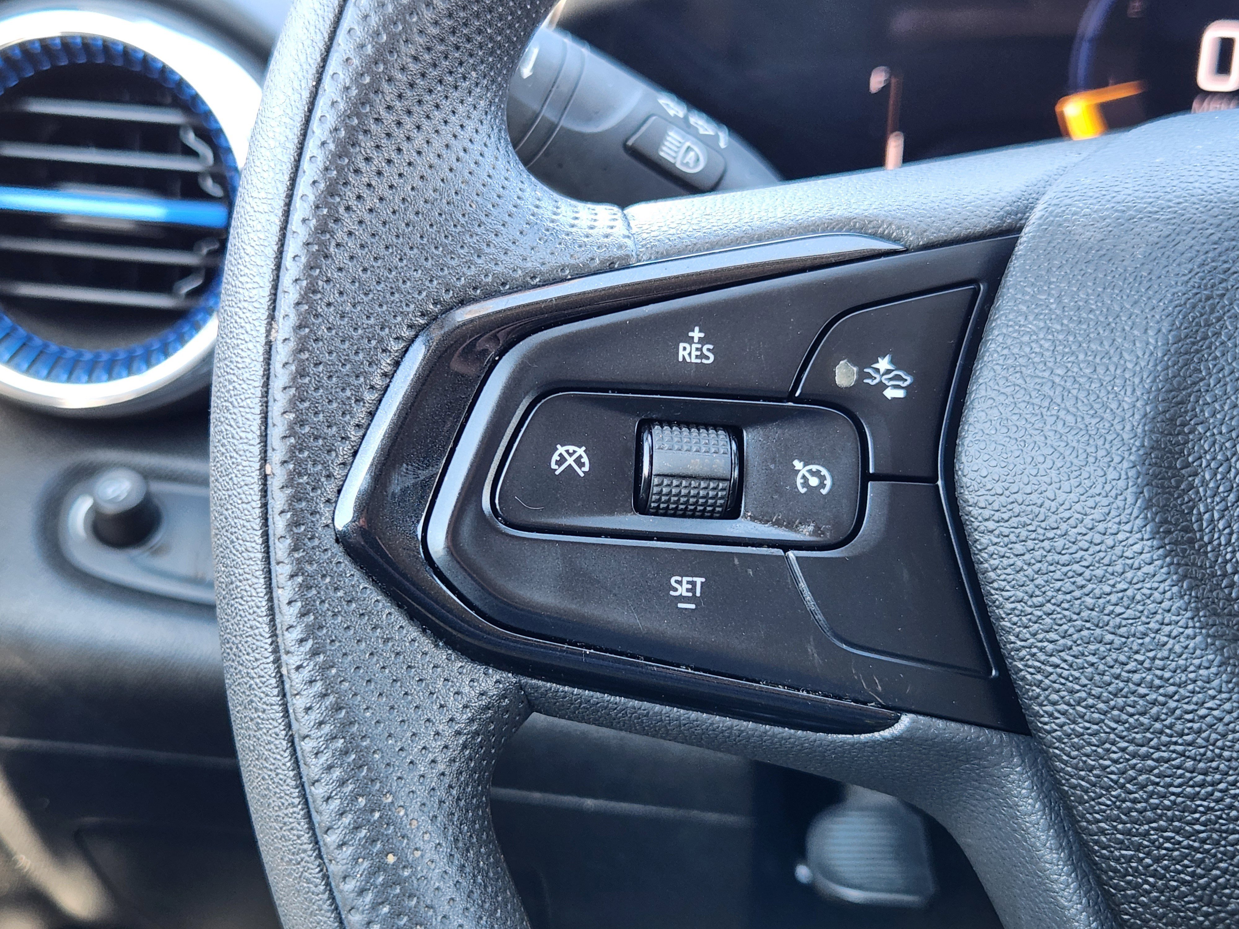 Used 2025 Chevrolet Trax LT FWD image 18