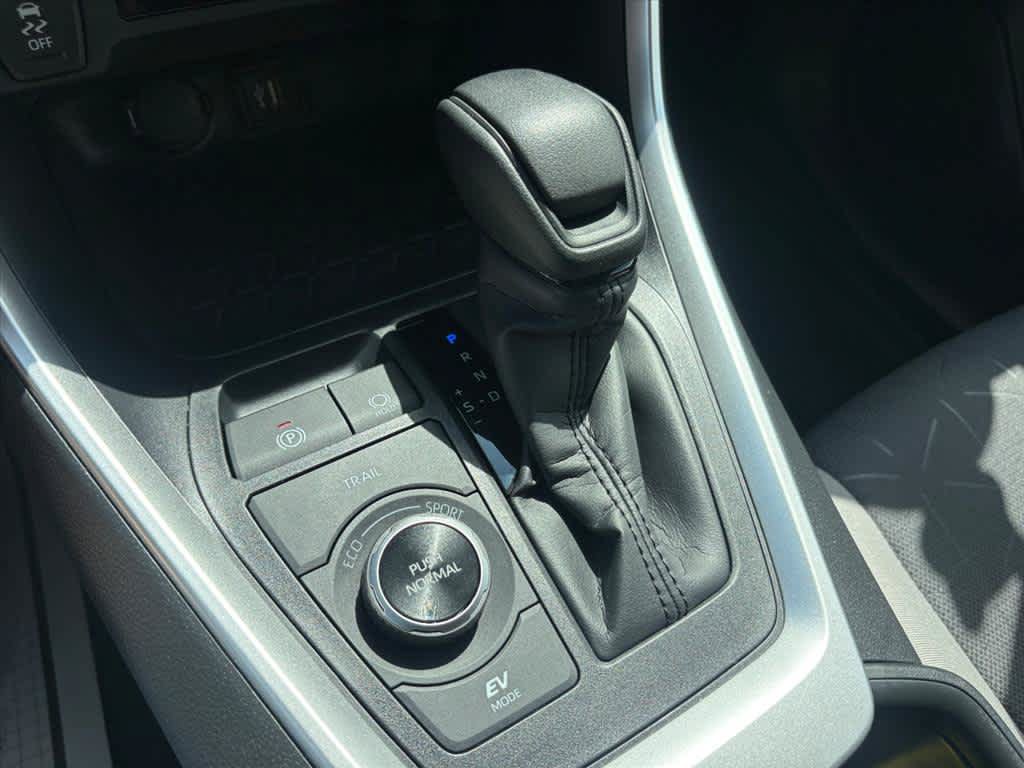 Used 2025 Toyota RAV4 XLE AWD/4WD image 19