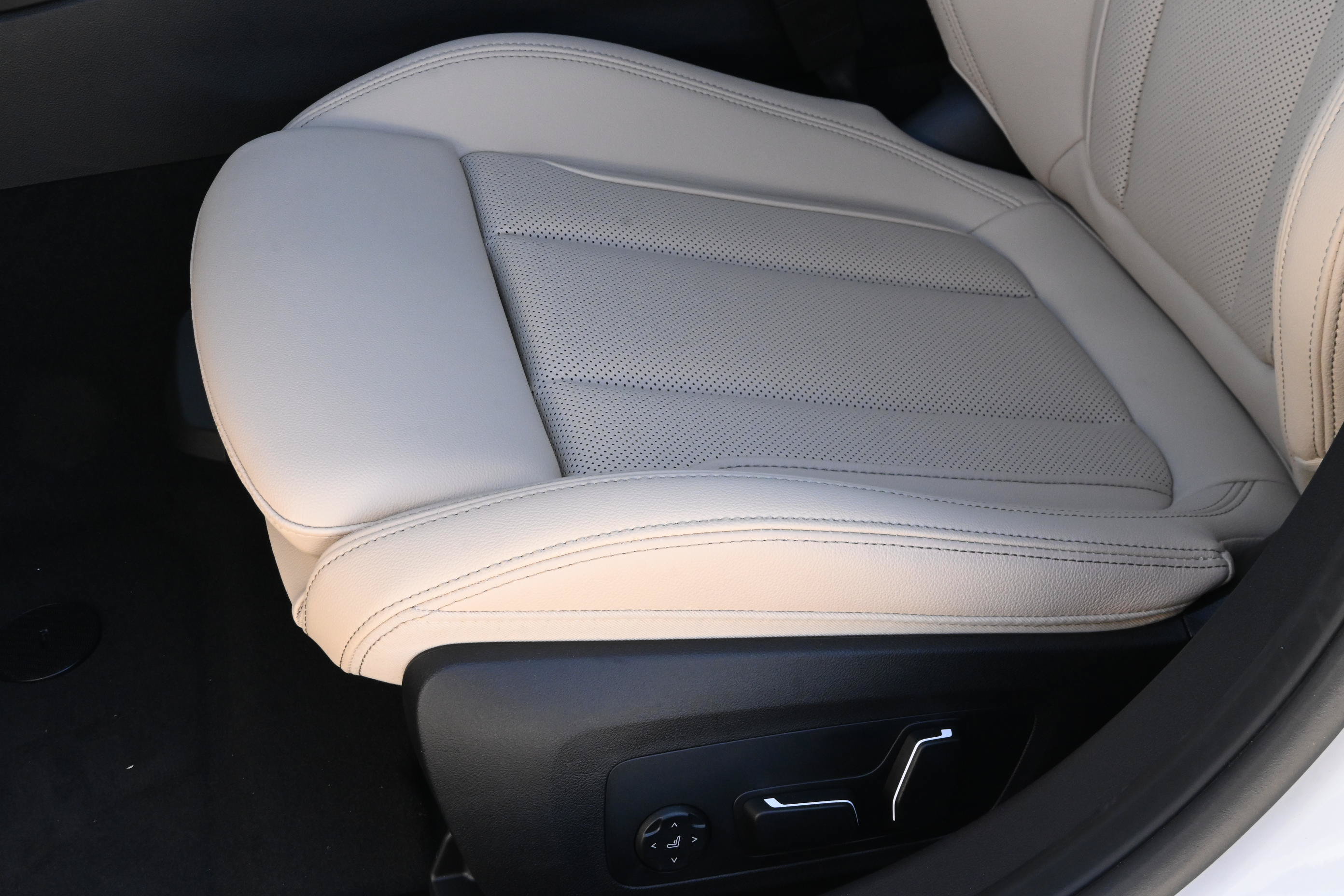 Used 2026 BMW 330i Sedan w/ Premium Package RWD image 23