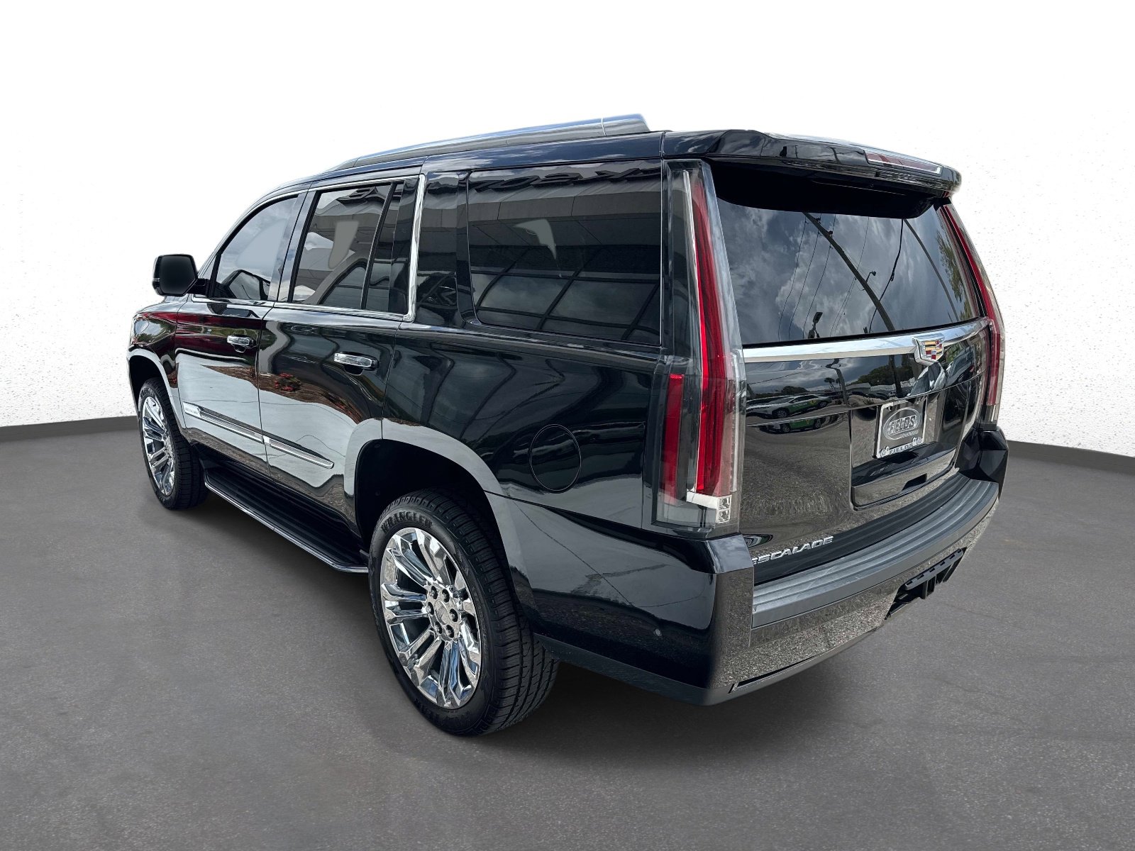 Used 2018 Cadillac Escalade Premium Luxury w/ LPO, Radiant Package RWD image 5