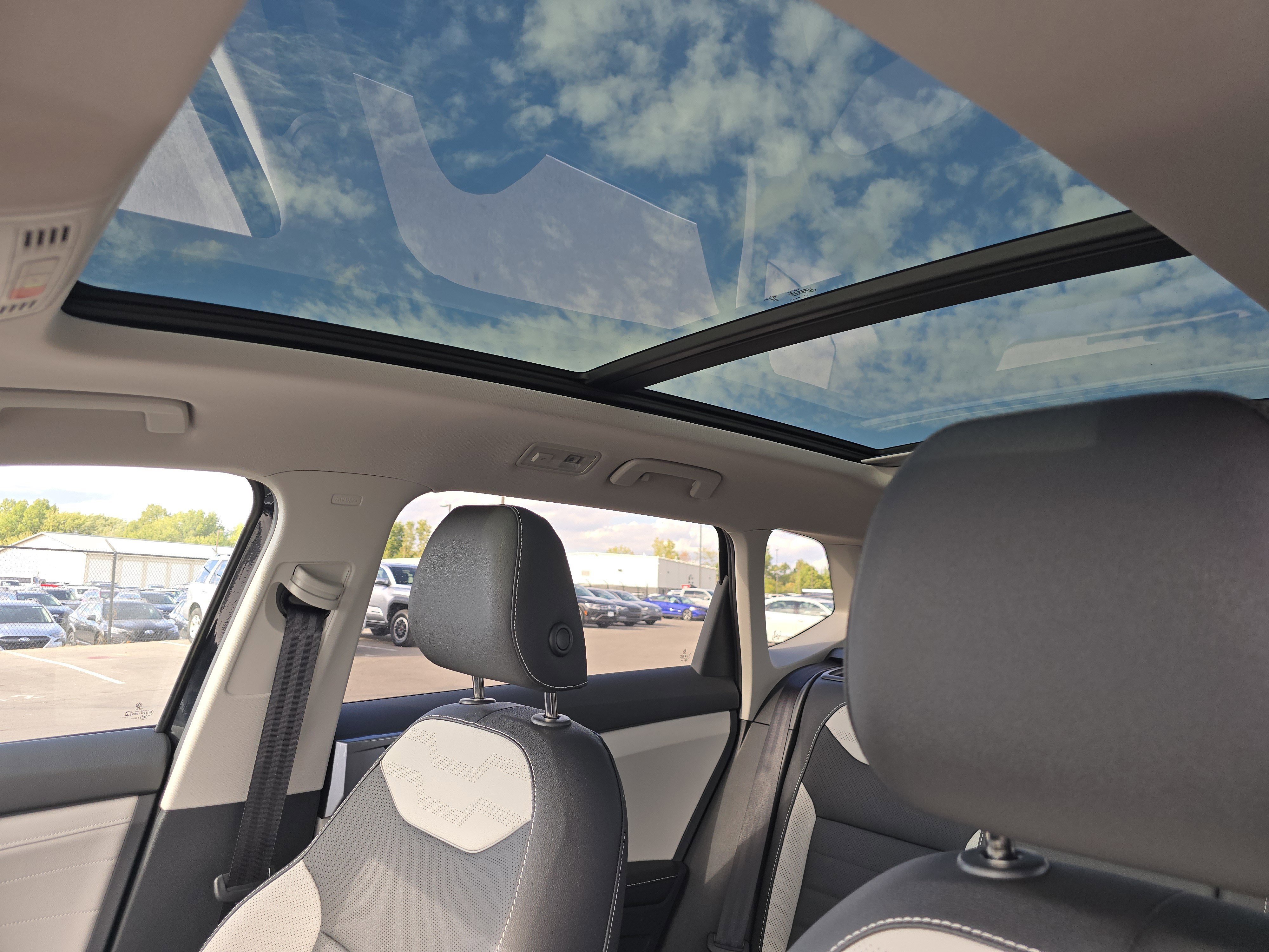 New 2025 Volkswagen Taos SEL image 9