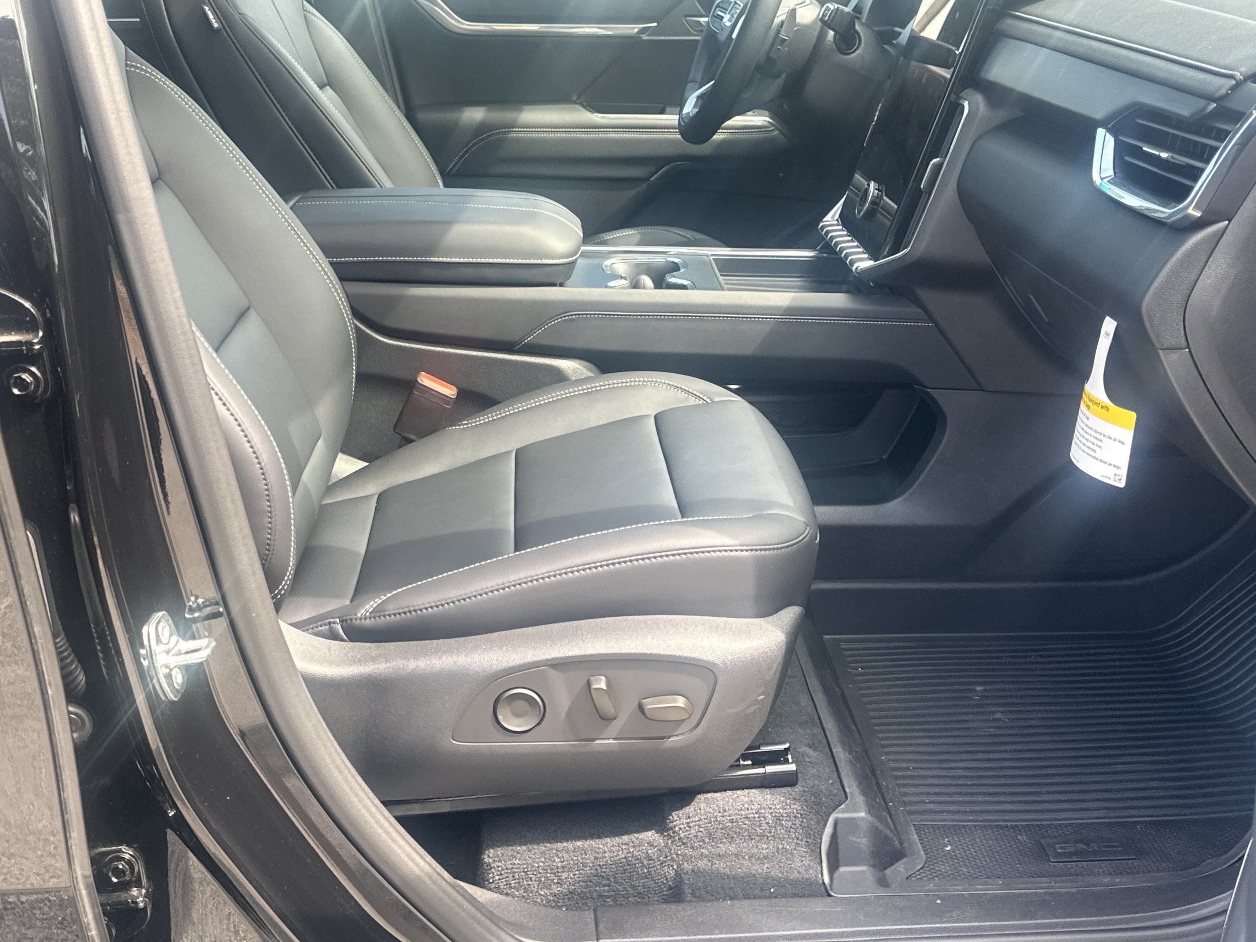 Used 2026 GMC Acadia Elevation w/ Elevation Premium Package FWD image 13
