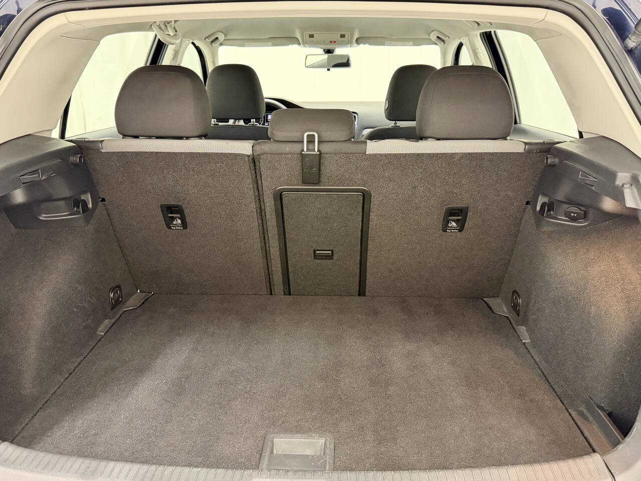 Used 2016 Volkswagen e-Golf SE w/ DC Fast Charging Package image 12