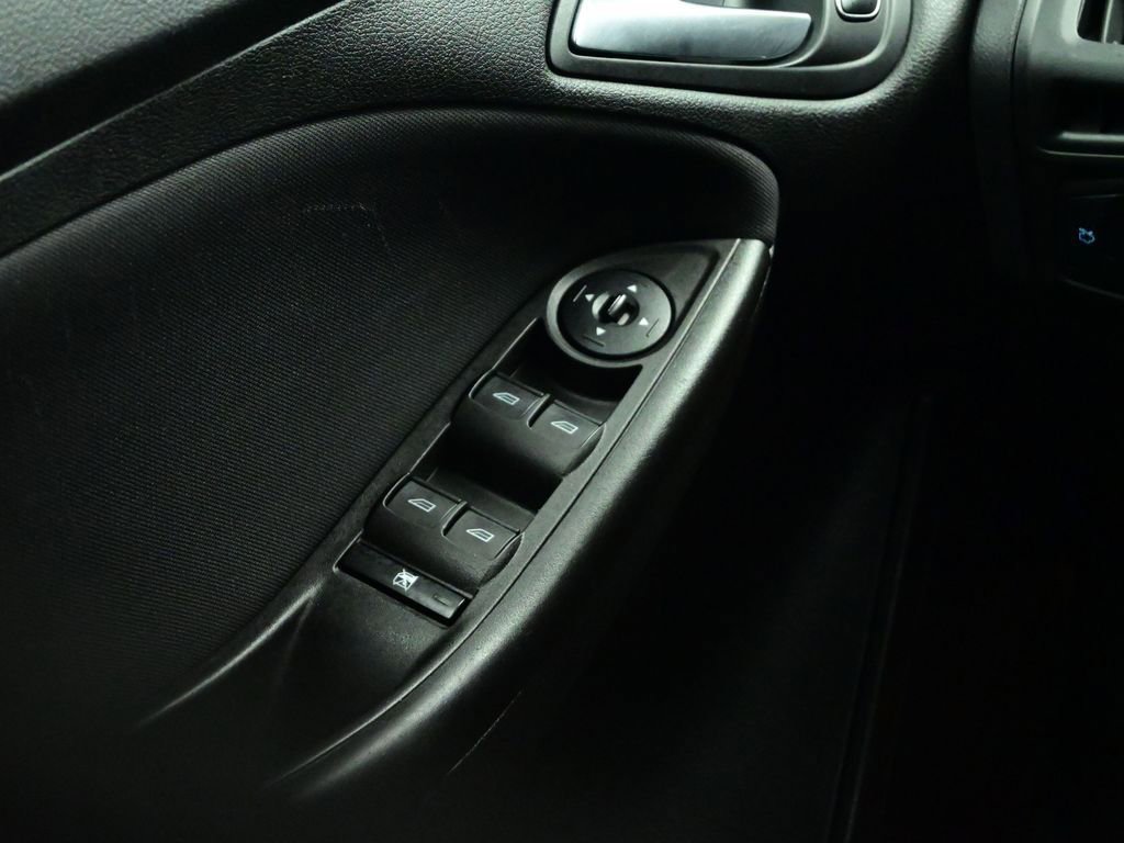 Used 2018 Ford Focus SE image 40