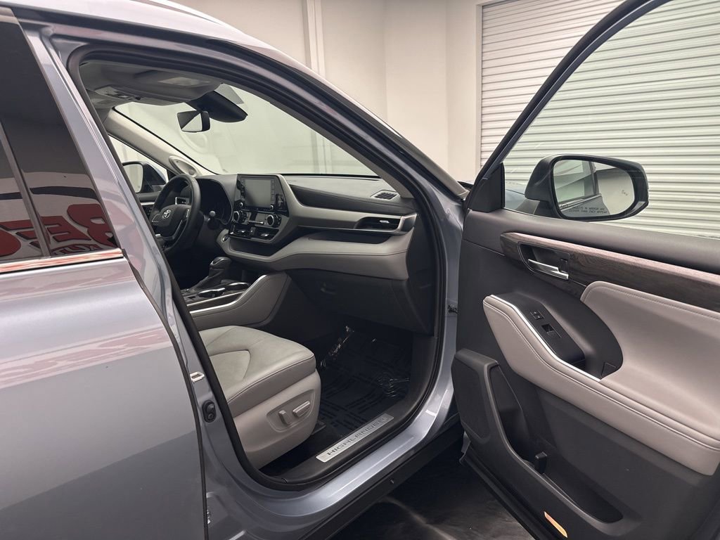 Used 2020 Toyota Highlander Limited image 8