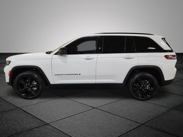 Used 2024 Jeep Grand Cherokee Limited w/ Black Appearance Package image 7