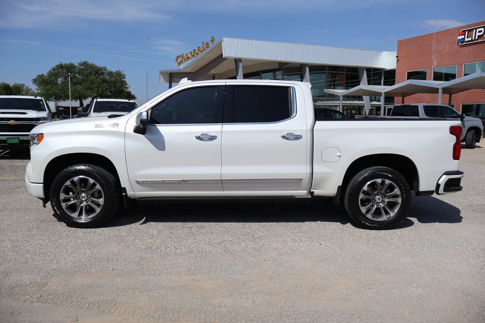 Used 2025 Chevrolet Silverado 1500 High Country w/ Technology Package AWD/4WD image 2