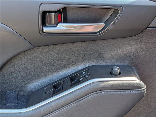 Used 2023 Toyota Highlander XLE image 4