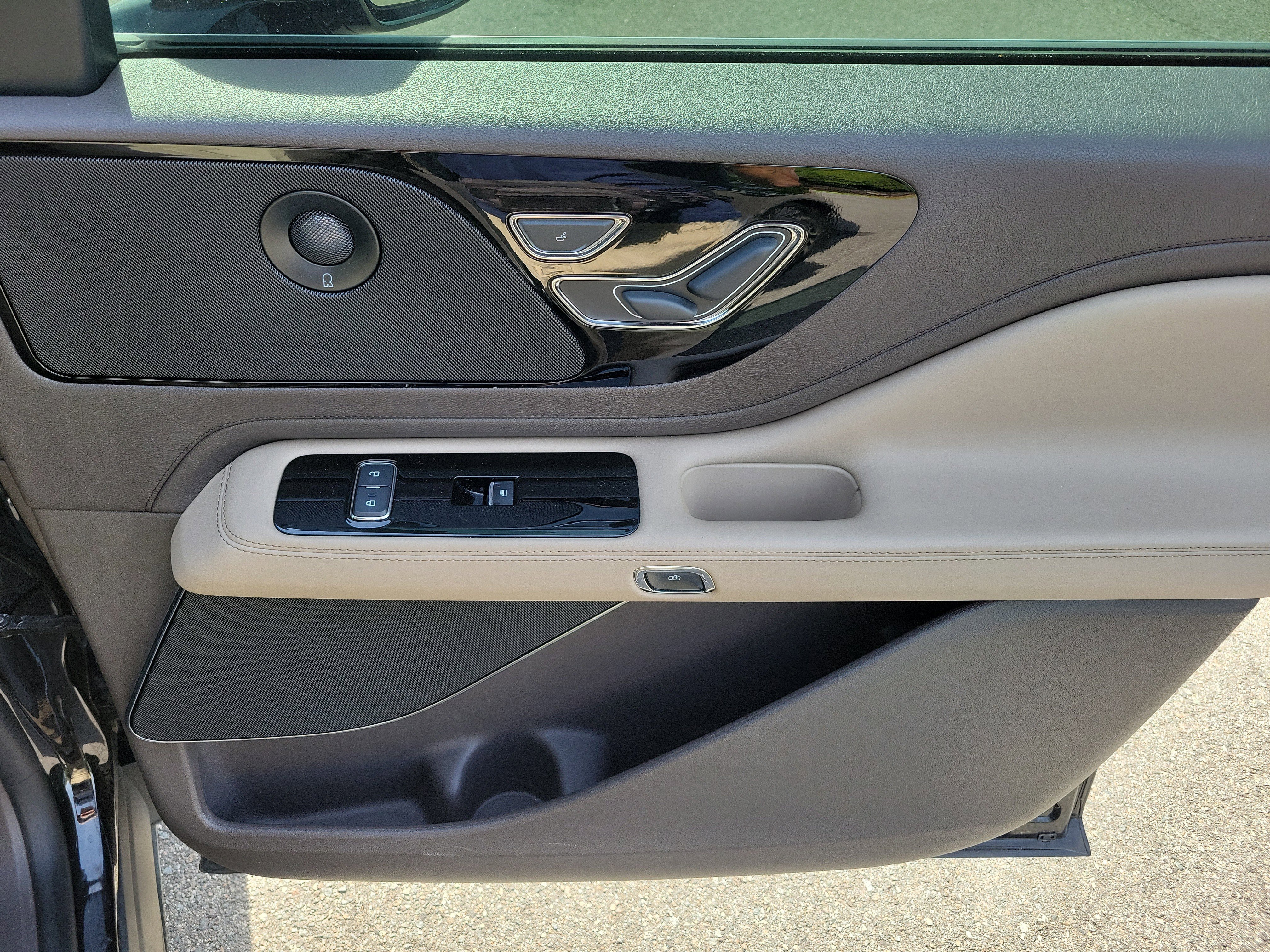 Used 2022 Lincoln Aviator Reserve RWD image 9