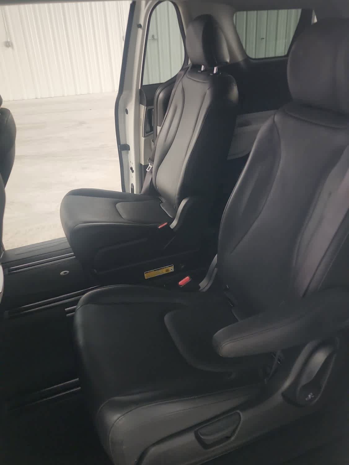 Used 2024 Kia Carnival LX FWD image 24
