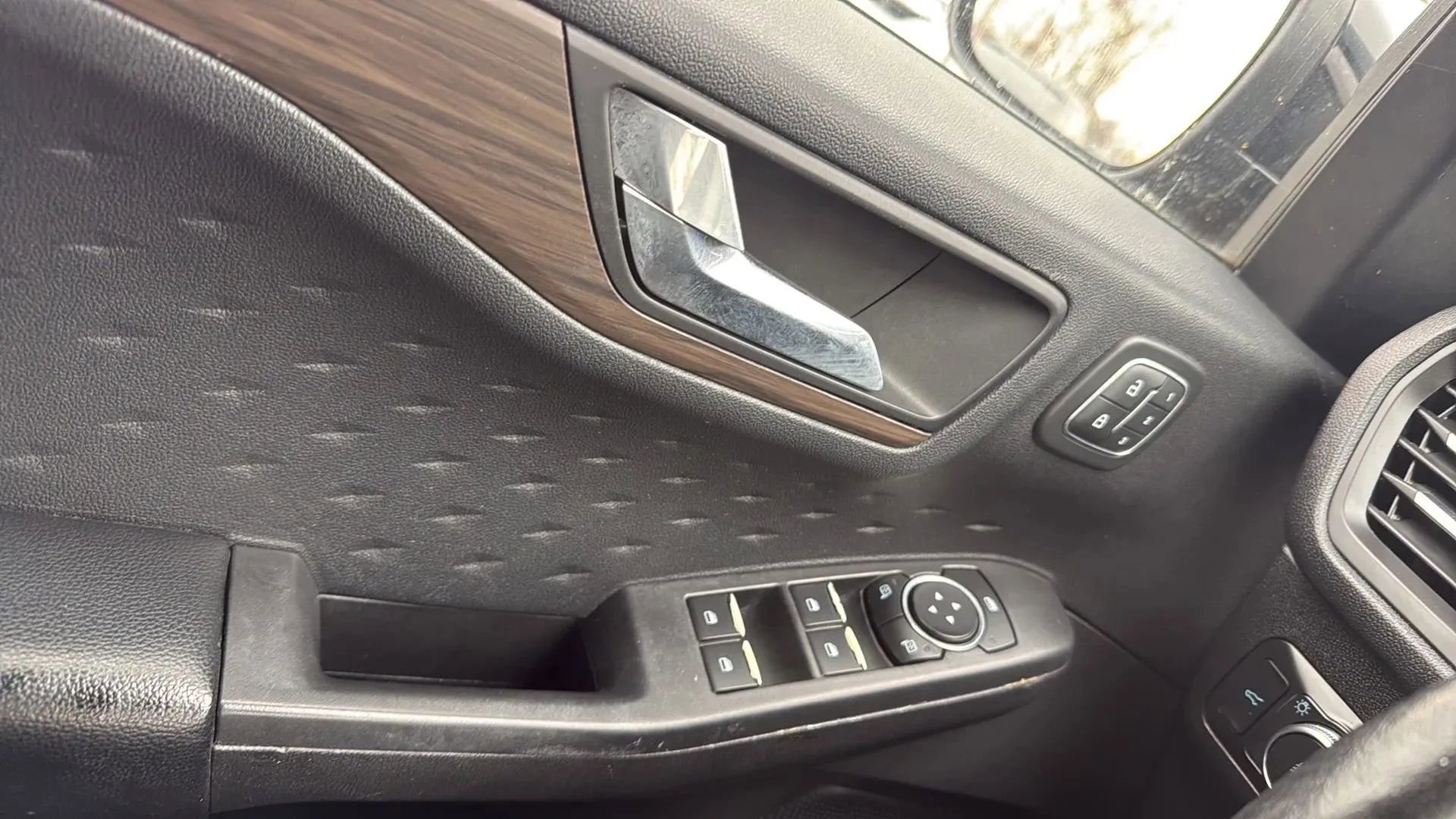 Used 2020 Ford Escape Titanium image 22