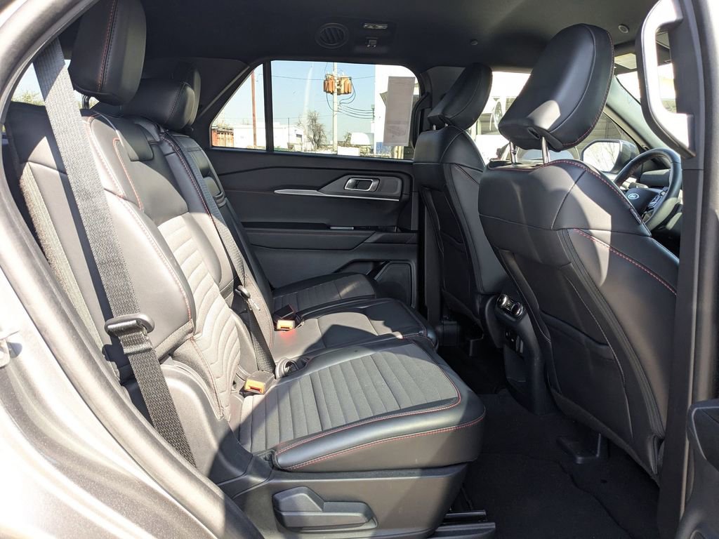 Used 2025 Ford Explorer ST-Line w/ ST-Line Street Pack image 31