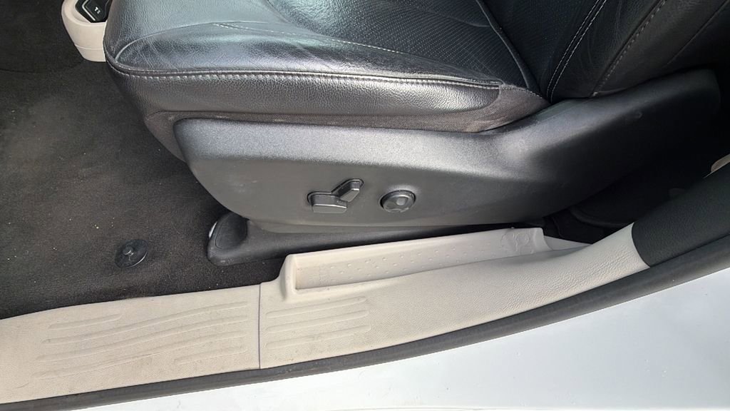 Used 2022 Chrysler Pacifica Touring-L w/ Uconnect Theater Family Group image 19