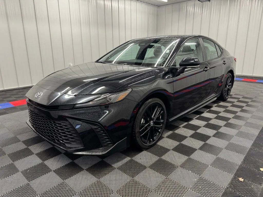 Used 2025 Toyota Camry SE image 4