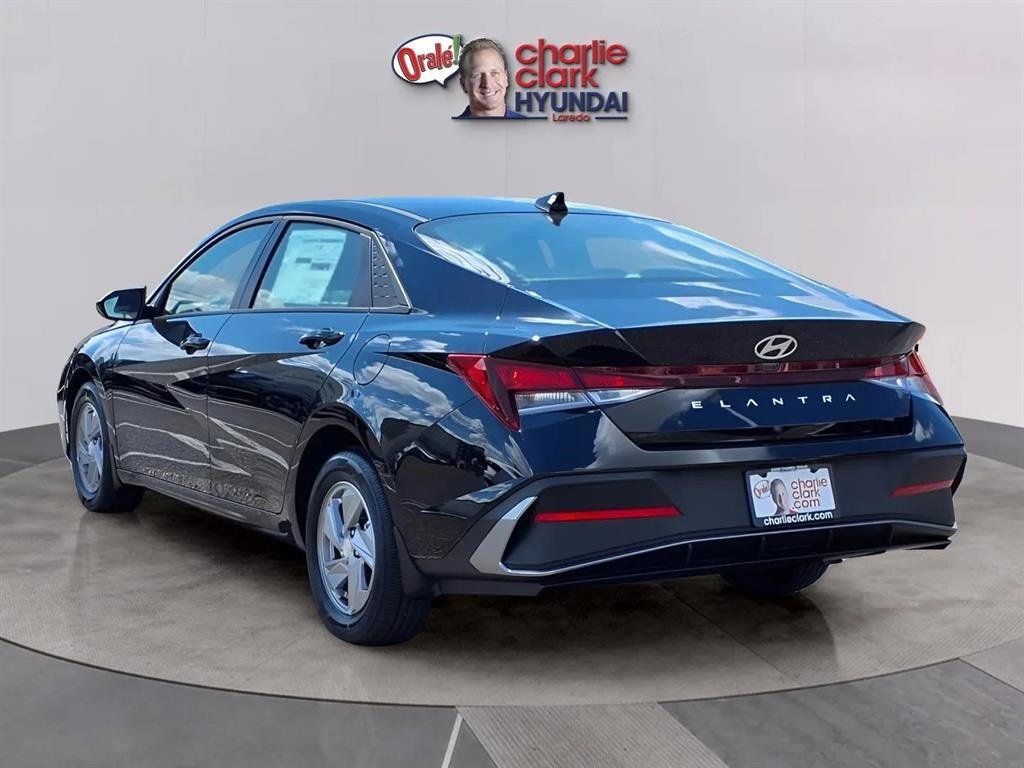 New 2025 Hyundai Elantra SE image 3