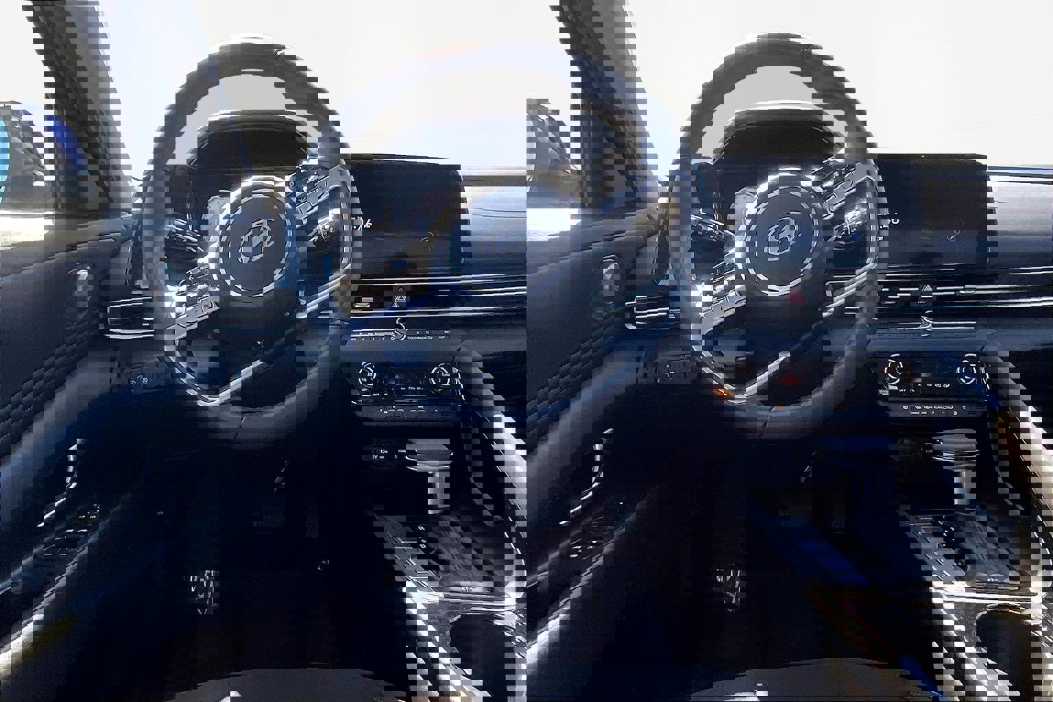 Certified 2025 Hyundai Elantra SEL image 9