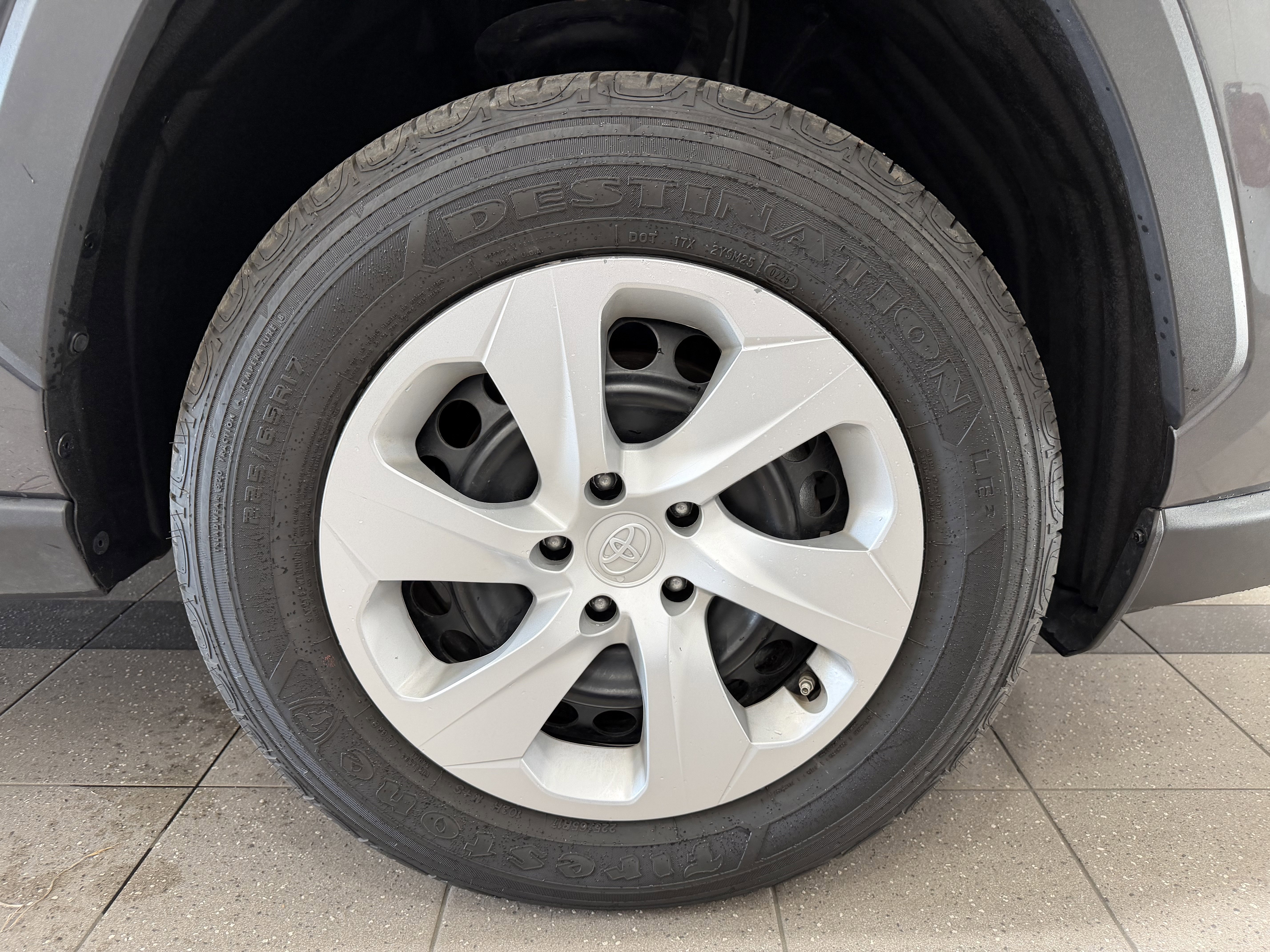 Used 2025 Toyota RAV4 LE AWD/4WD image 2