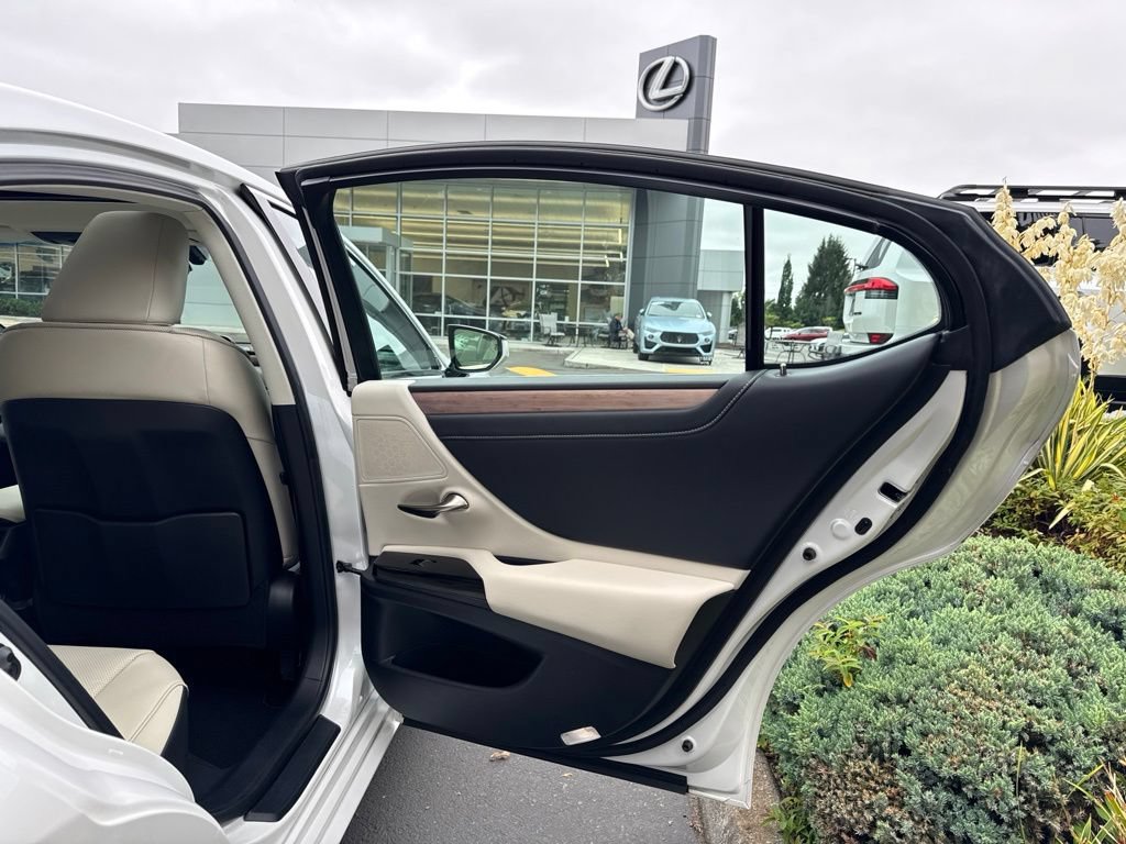 Certified 2023 Lexus ES 250 w/ Premium Package AWD/4WD image 17