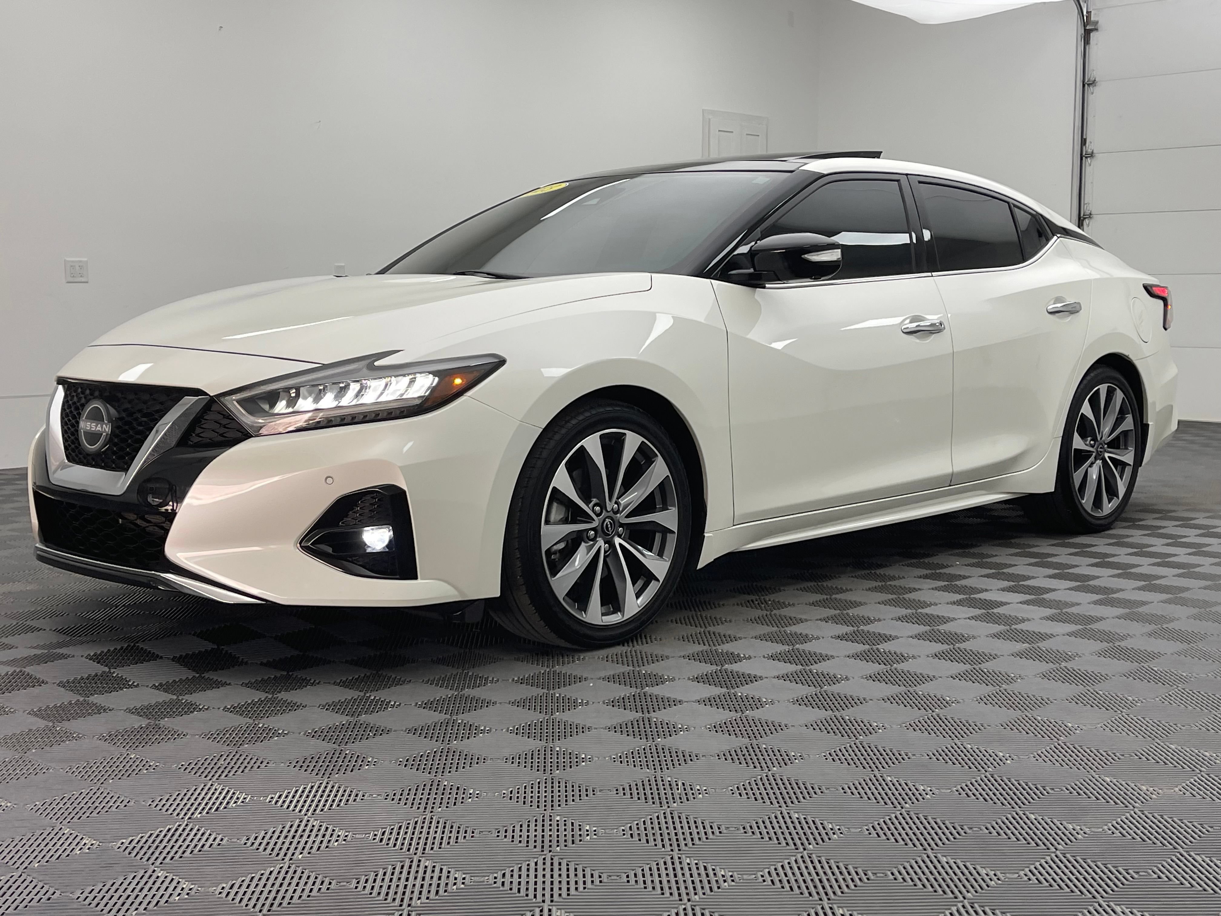 Used 2023 Nissan Maxima Platinum w/ Sport Mat Group FWD image 2