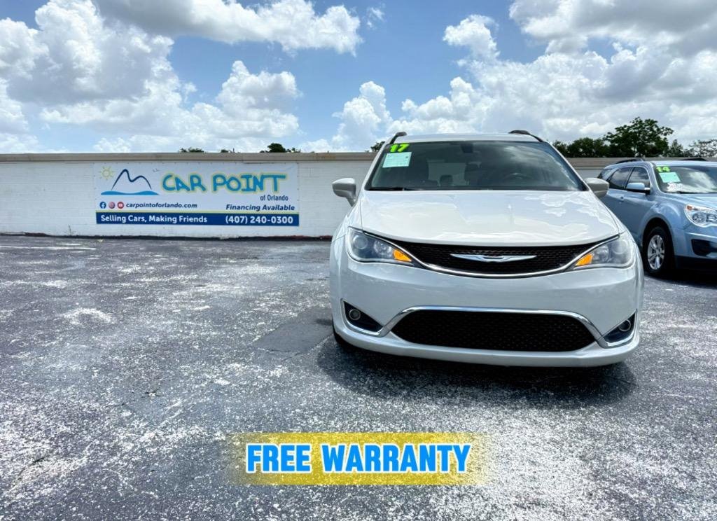 Used 2017 Chrysler Pacifica Touring-L FWD image 1