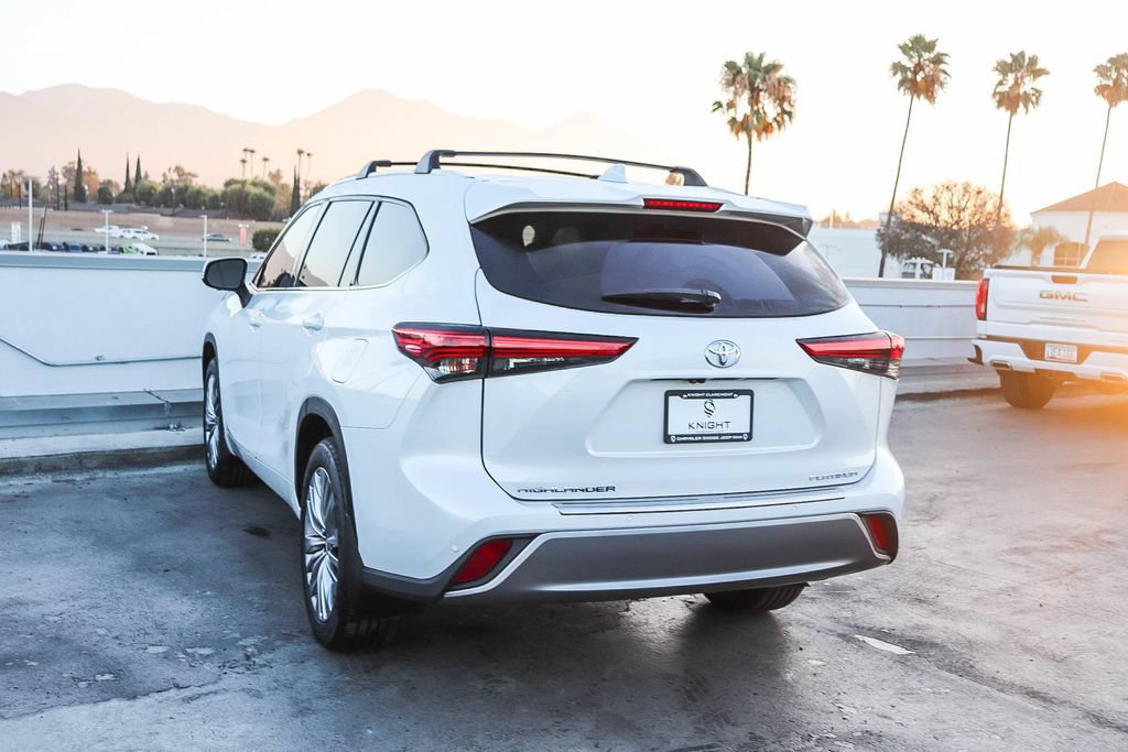 Used 2023 Toyota Highlander Platinum FWD image 7