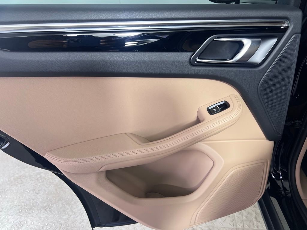 Certified 2025 Porsche Macan image 27