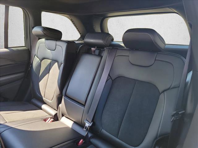 Used 2025 Jeep Grand Cherokee Altitude image 14