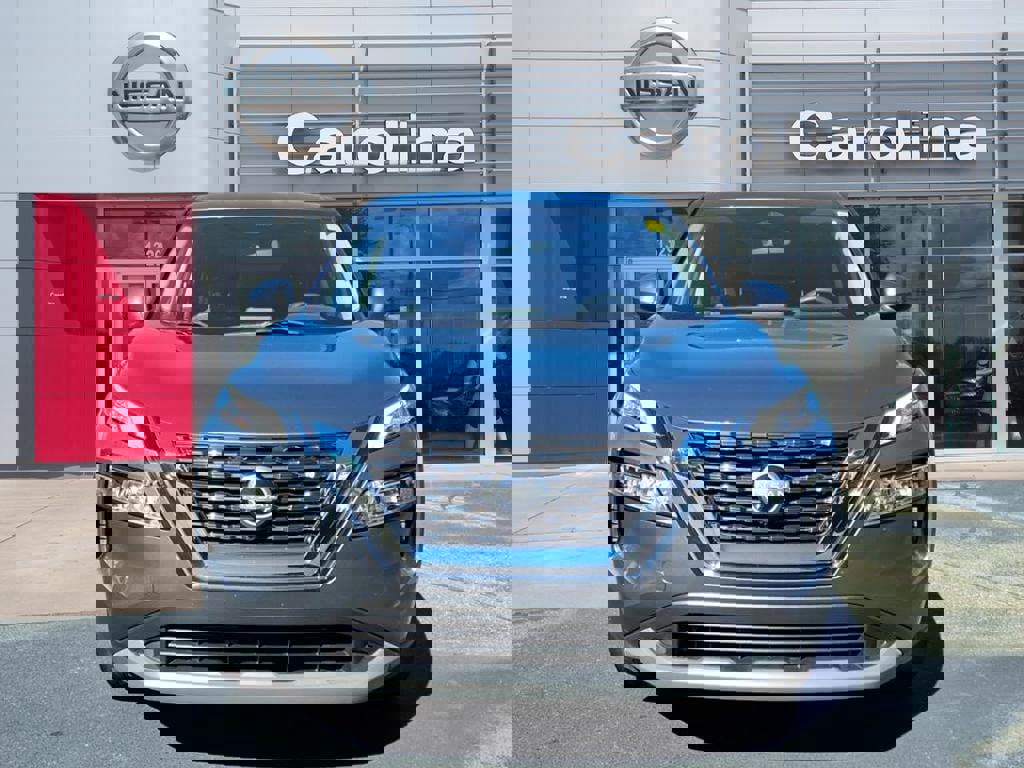 Used 2023 Nissan Rogue SV image 2