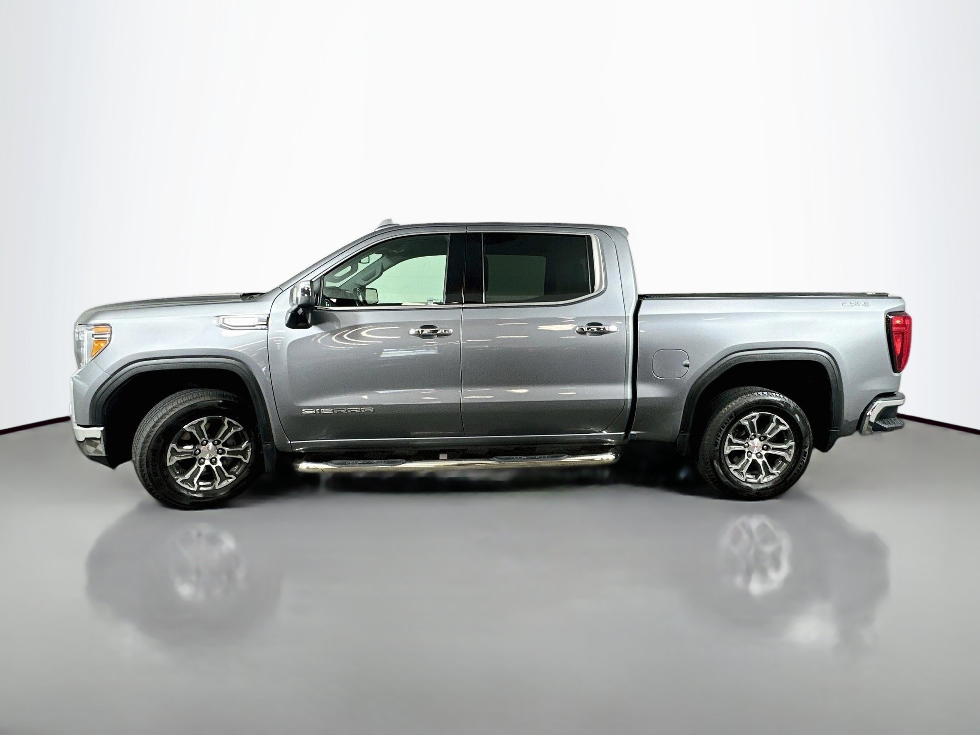Used 2021 GMC Sierra 1500 SLT w/ Driver Alert Package I AWD/4WD image 4