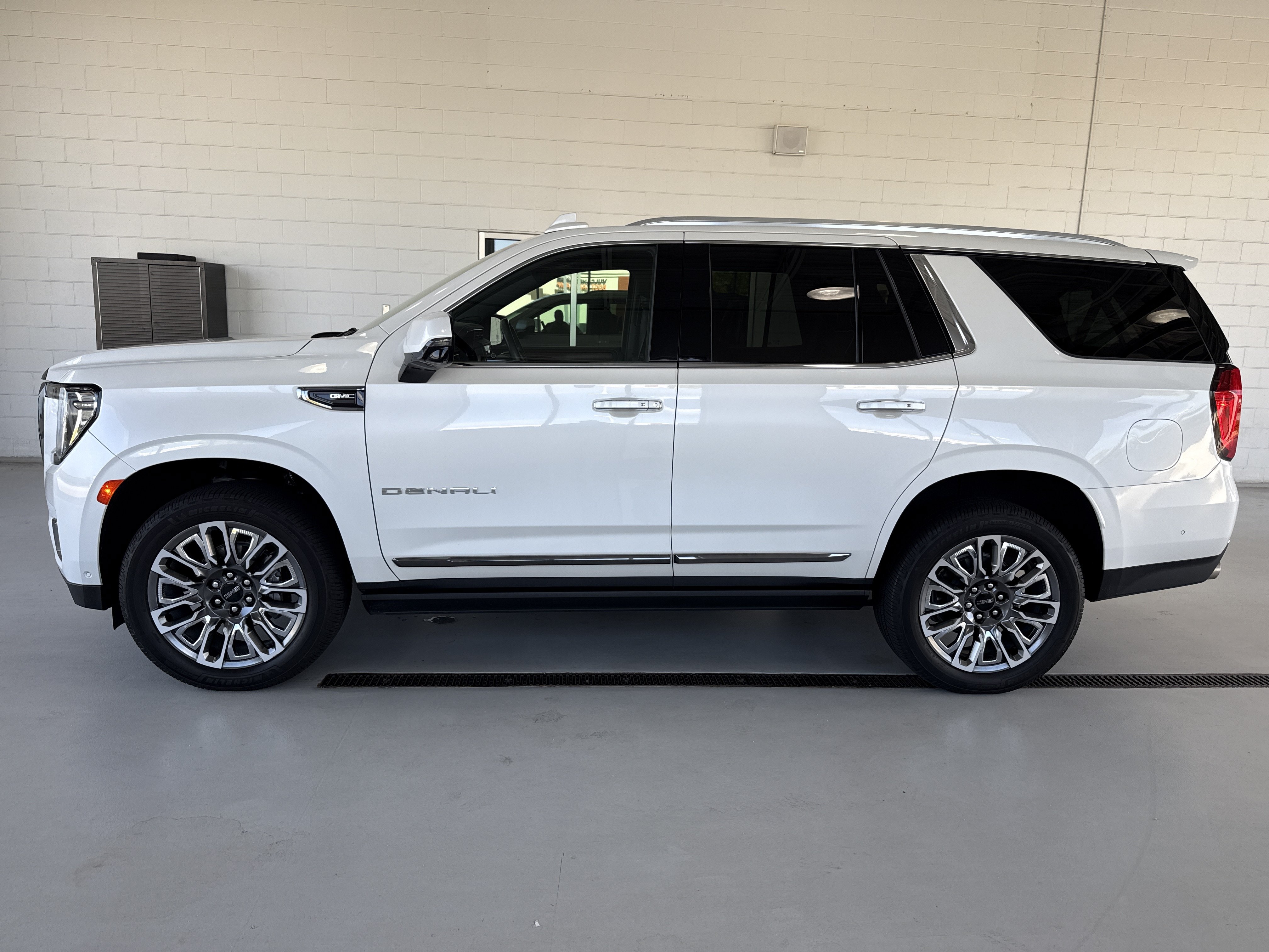 Used 2024 GMC Yukon Denali Ultimate AWD/4WD image 7