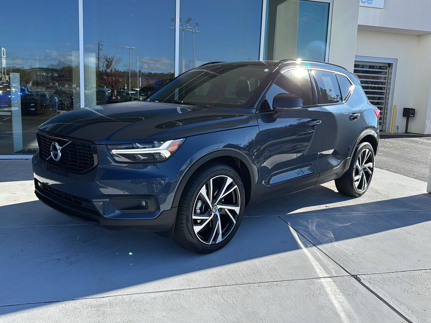 Used 2022 Volvo XC40 T5 R-Design w/ Climate Package