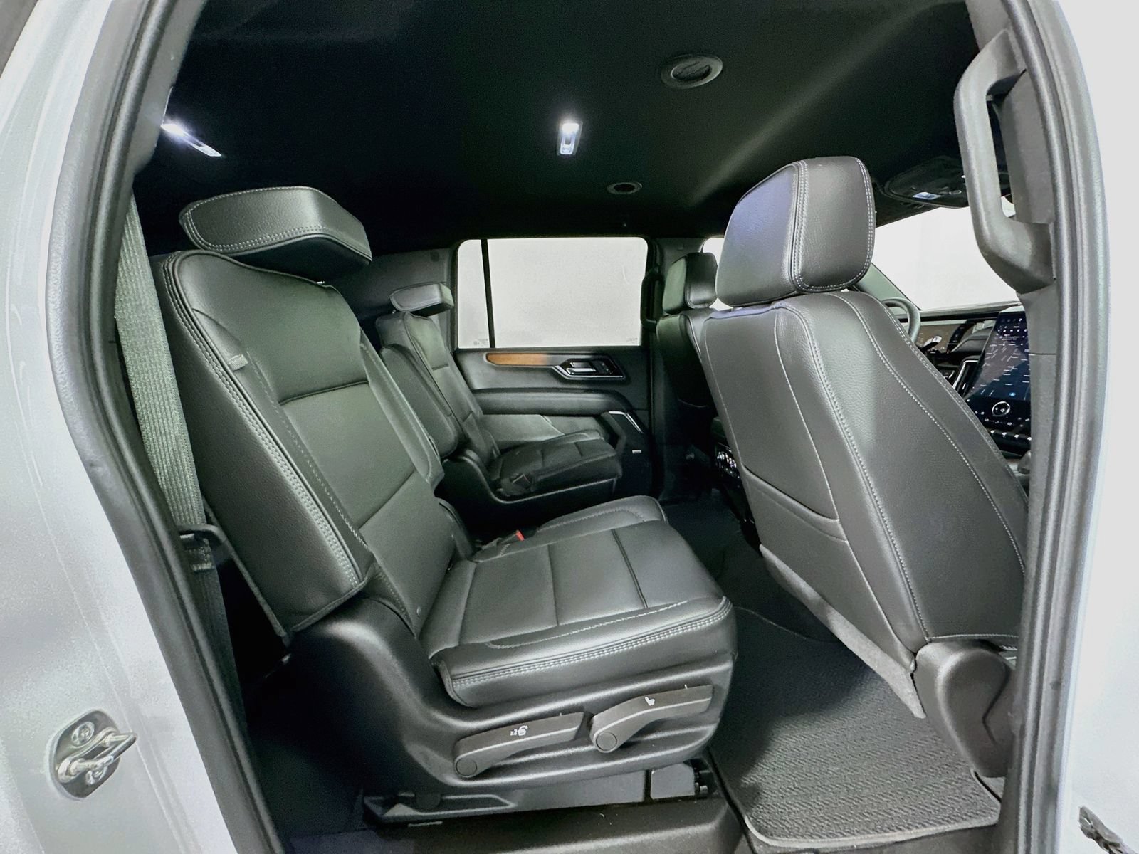 Used 2025 GMC Yukon XL Denali AWD/4WD image 30