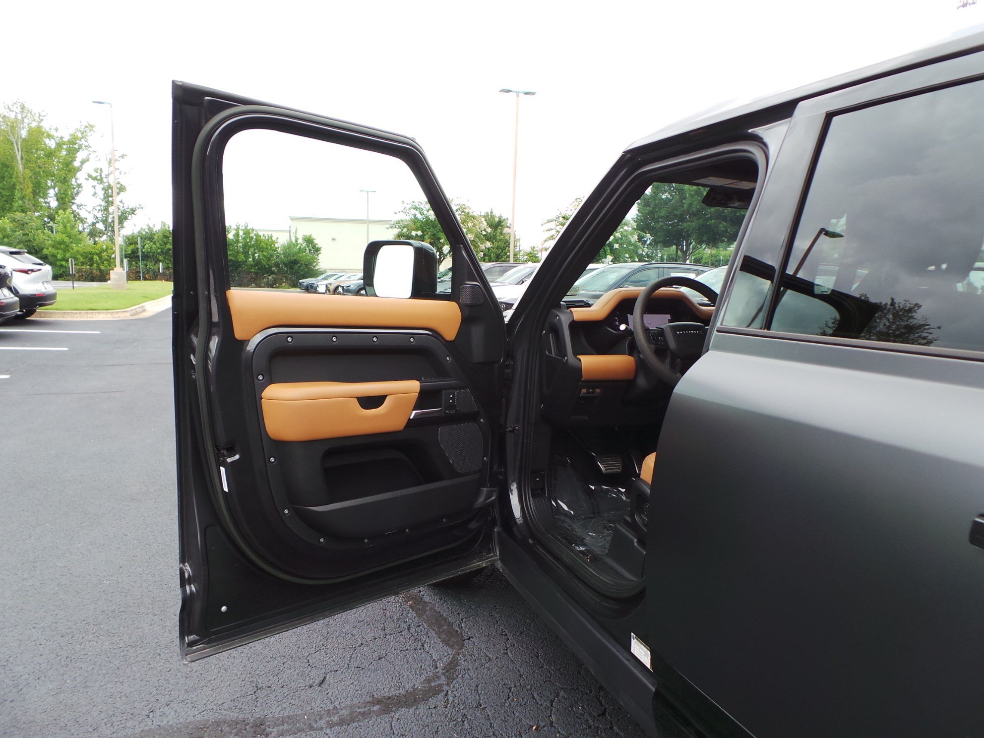 Used 2023 Land Rover Defender 110 V8 AWD/4WD image 31
