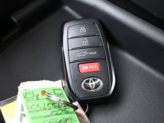 Certified 2025 Toyota Highlander XLE image 22