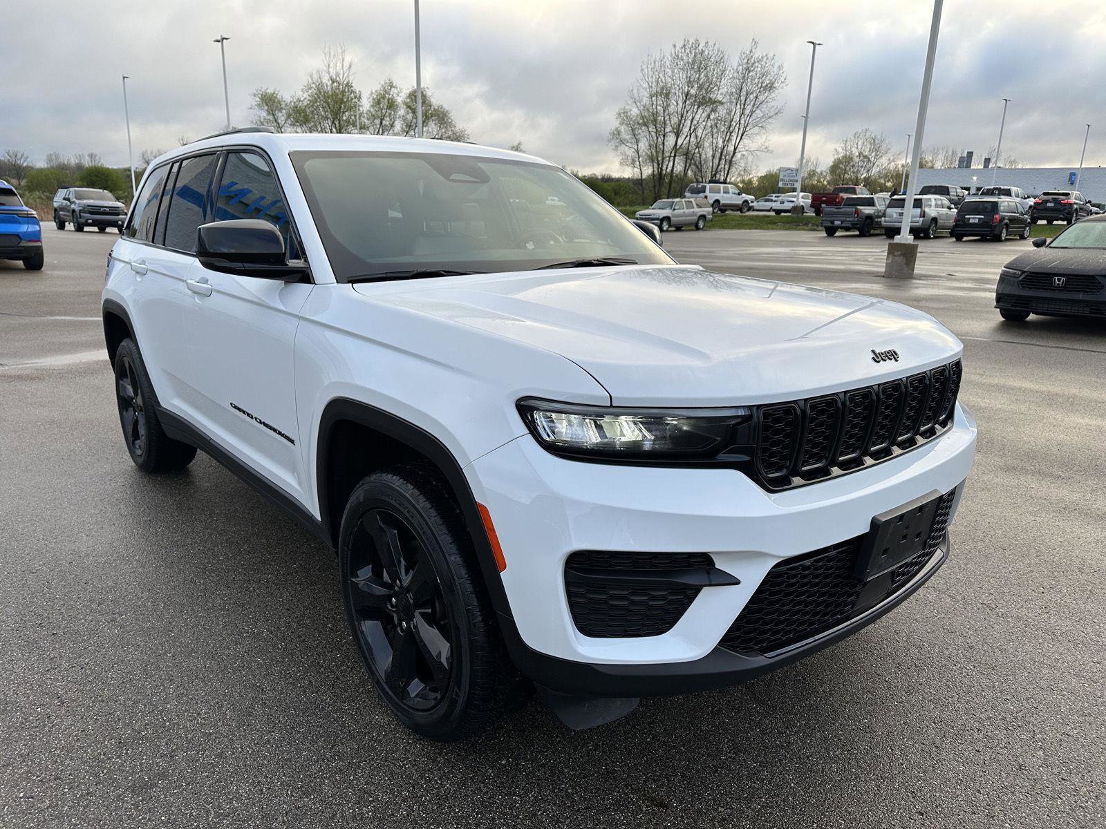 Used 2023 Jeep Grand Cherokee Altitude AWD/4WD image 10