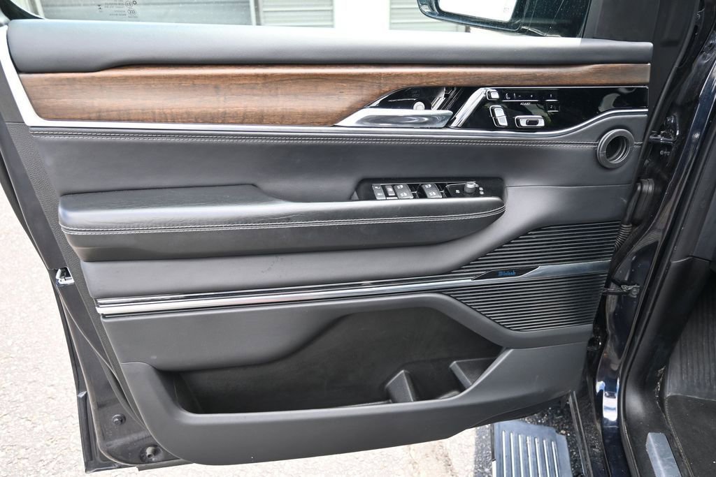 Used 2023 Jeep Grand Wagoneer L Series II AWD/4WD image 13