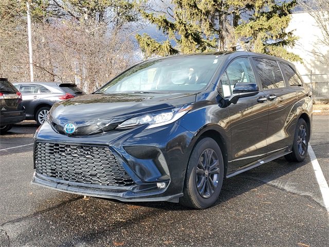 Used 2025 Toyota Sienna XSE image 2