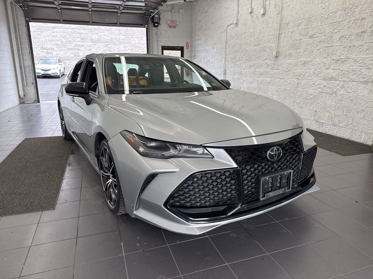 Used 2020 Toyota Avalon Touring w/ Advanced Safety Package image 2