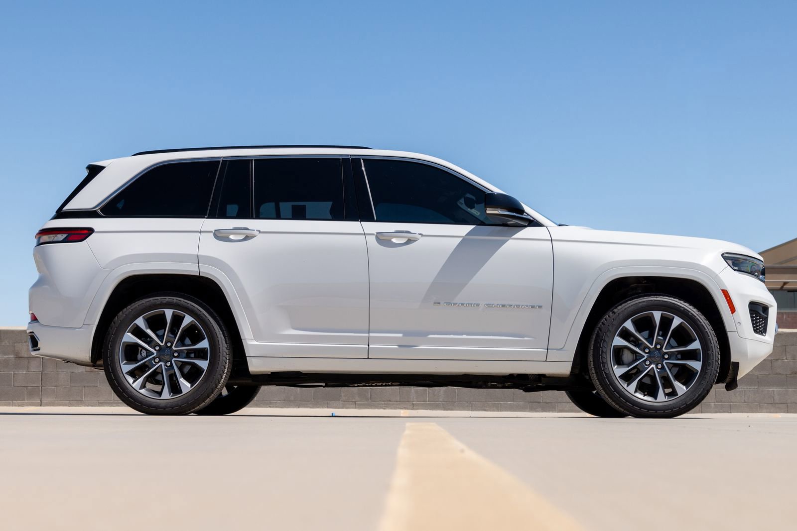 Used 2023 Jeep Grand Cherokee Overland AWD/4WD image 56