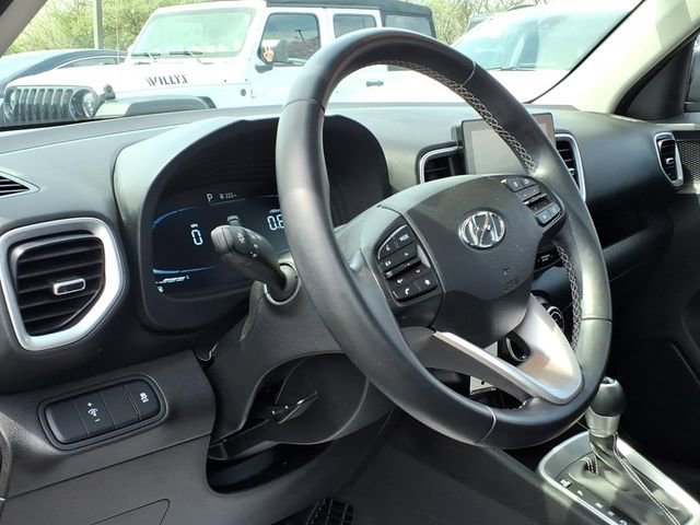 Used 2023 Hyundai Venue SEL image 18