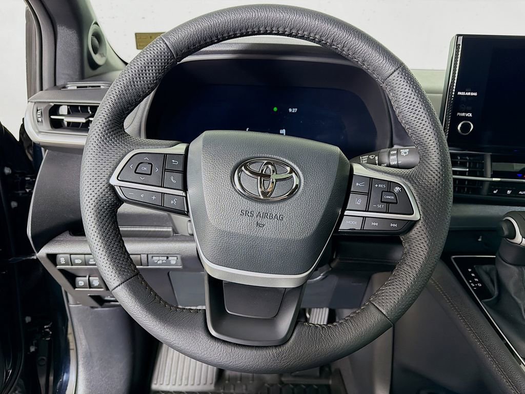 Used 2025 Toyota Sienna Limited image 13