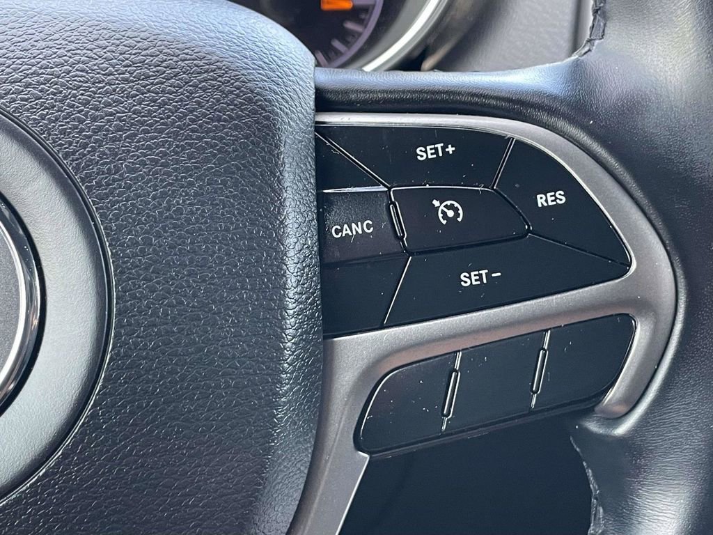 Used 2020 Jeep Grand Cherokee Laredo AWD/4WD image 31