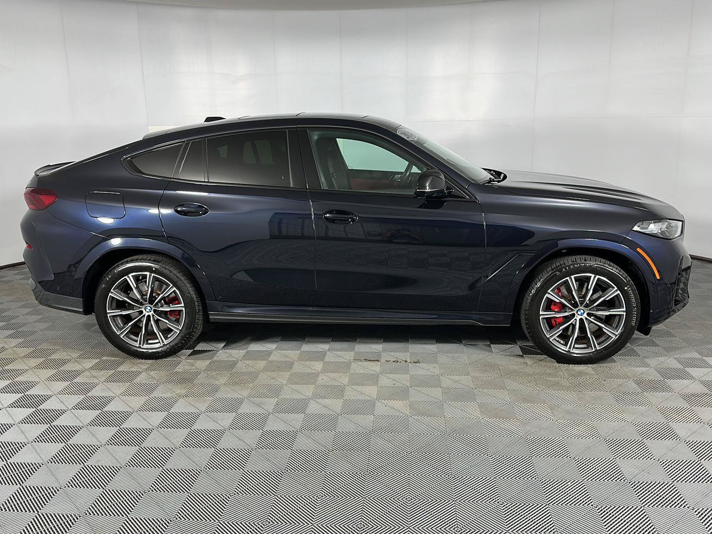 Used 2024 BMW X6 M60i AWD/4WD image 32