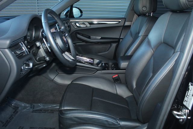Certified 2023 Porsche Macan image 5