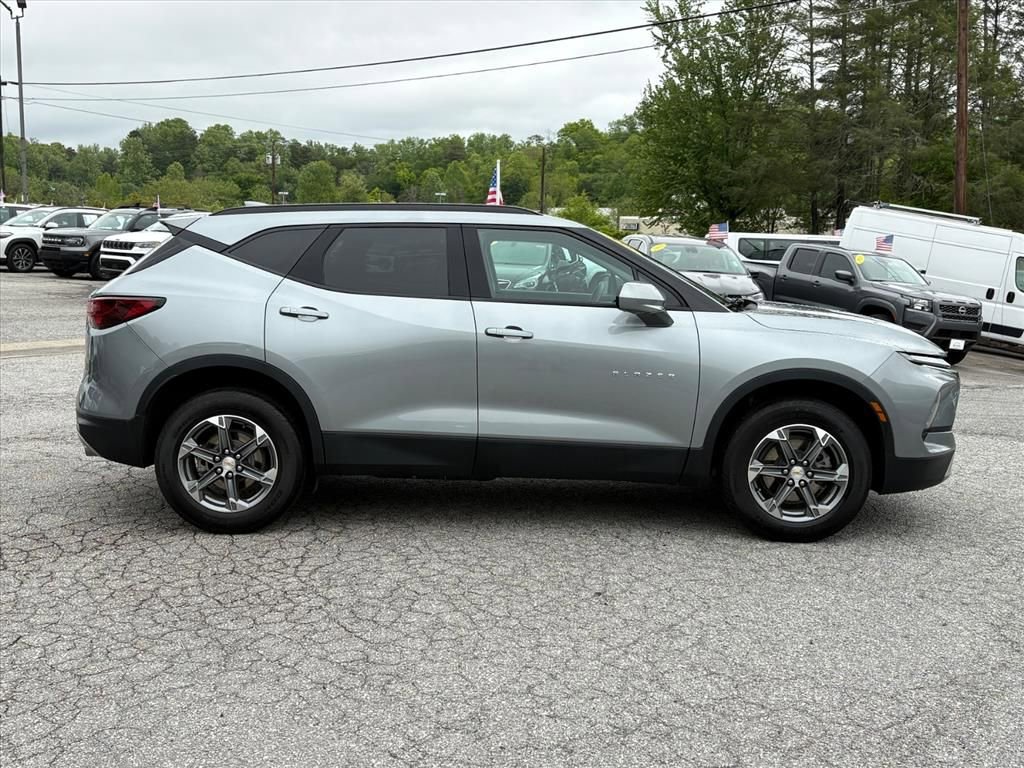 Used 2024 Chevrolet Blazer LT w/ Convenience Package FWD image 3