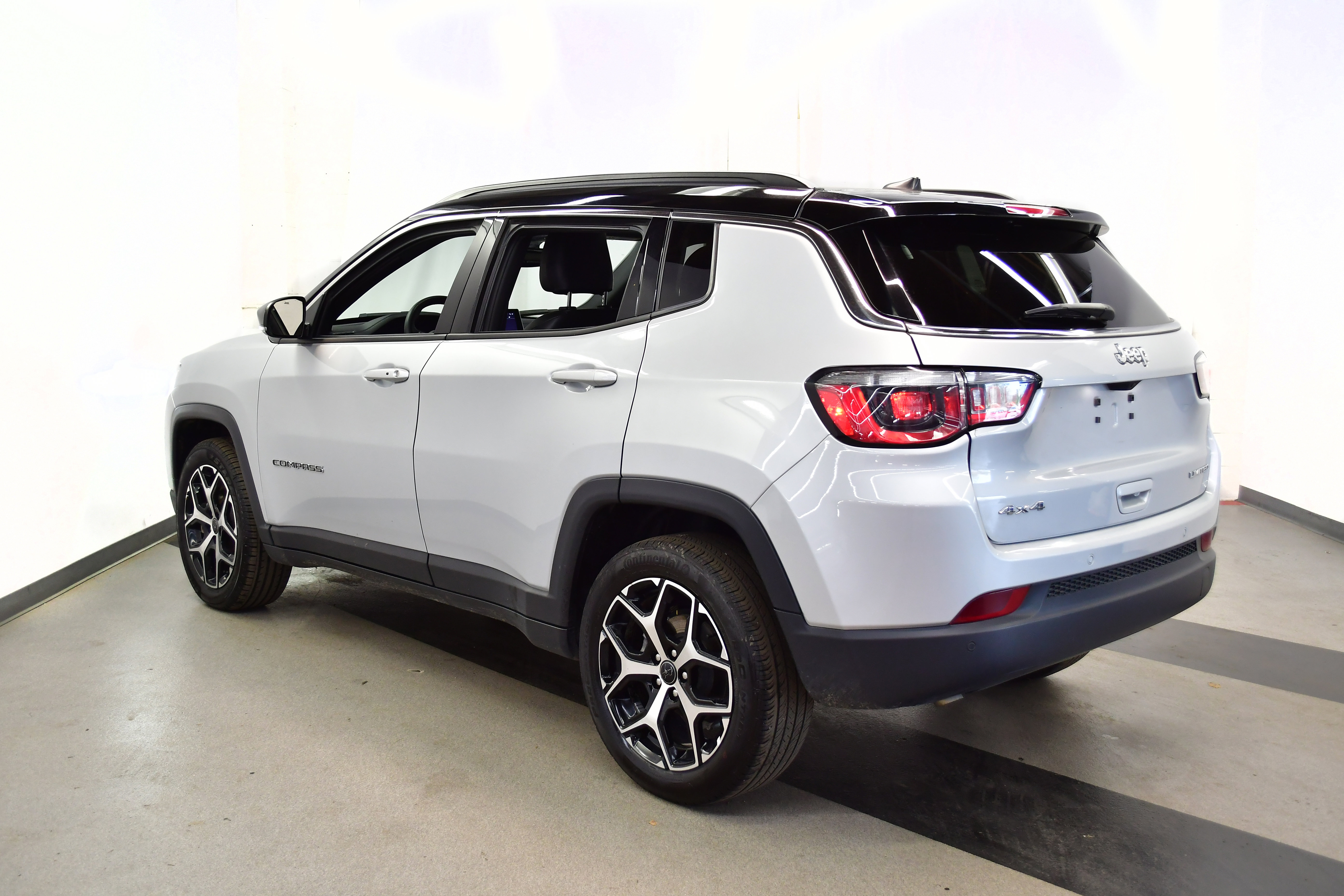 Used 2025 Jeep Compass Limited image 5