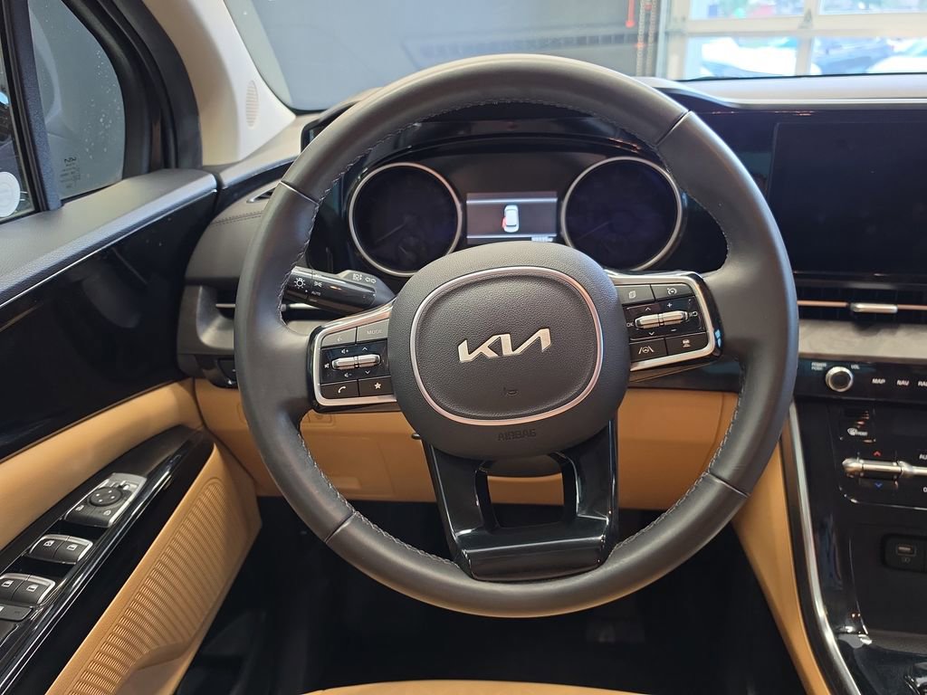 Used 2024 Kia Carnival EX image 19